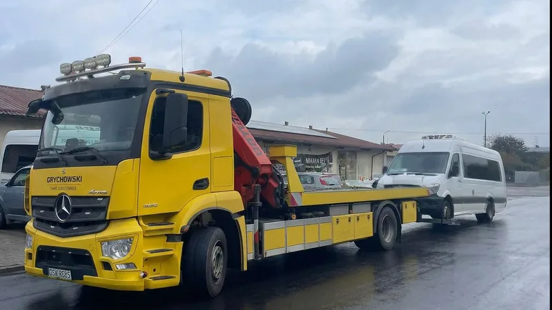 Laweta Grychowski Pomoc Drogowa Rawicz holująca busa po awarii